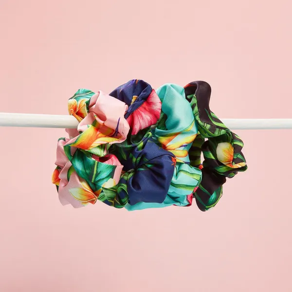 Сатенени скрънчита за коса с дизайнерски принт - 4бр. Large Satin Scrunchies Flora & Curl — оферта от shop.curly.bg